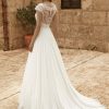 Rückansicht eines A-Linie Brautkleids mit floraler transparenter Spitze und Knopfleiste