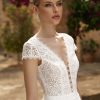 Detailaufnahme Vorderansicht Boho & Vintage Brautkleid mit floraler Spitze und V-Ausschnitt