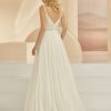 Rückenansicht vom Brautkleid Boho & Vintage mit Spaghetti-Trägern und tiefem Rückenausschnitt