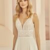 Nahaufnahme vom Boho & Vintage Brautkleid mit breiten Trägern und gehäkeltem Oberteil