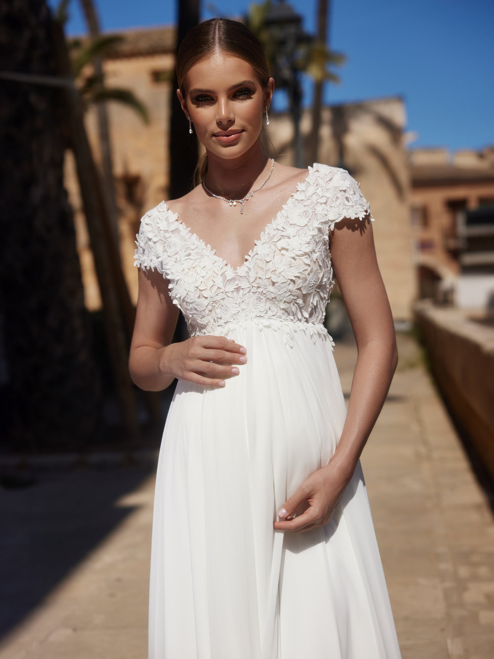 Elegantes Umstandsbrautkleid mit Chiffonrock und floraler Spitze – ideal für das Standesamt oder die Sommerhochzeit