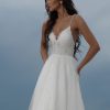 Detailansicht des Boho & Vintage Brautkleids mit Spaghetti-Trägern, transparenter Korsage und zarter Spitze im oberen Bereich