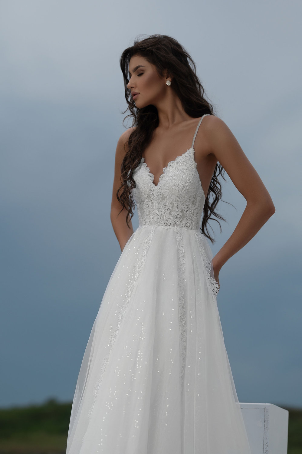 Detailansicht des Boho & Vintage Brautkleids mit Spaghetti-Trägern, transparenter Korsage und zarter Spitze im oberen Bereich