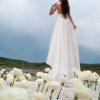 Boho & Vintage Brautkleid mit tiefem Rücken, fließender Schleppe und feiner Spitze im Rückenteil – Rückansicht
