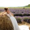 Romantisches A-Linien-Brautkleid mit Korsage aus Spitze, tiefem Rückenausschnitt und fließendem Chiffonrock