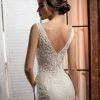 Rückansicht des Fit & Flare Hochzeitskleids mit tiefer Rückenlinie und eleganter Knopfleiste entlang der Rückenmitte.