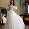 Prinzessin Brautkleid mit glitzerndem Tüllrock, herzförmigem Ausschnitt und abnehmbaren Puffärmeln – aufgenommen in luxuriösem Vintage-Ambiente mit Spiegel.