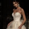Nahaufnahme eines Prinzessin Brautkleids mit detailverliebter Stickerei auf dem Oberteil und schulterfreiem Herzausschnitt – glamouröses Design für romantische Bräute.