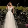 A-Linie Brautkleid mit tiefem Rückenausschnitt und zartem Tüllrock, Nahaufnahme von vorne, mit transparenten Trägern, Reißverschluss im Rücken und floral besticktem Oberteil.
