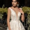 A-Linie Brautkleid mit V-Ausschnitt, floraler Tattoo-Spitze und zarten Trägern, Nahaufnahme von vorne, romantisches Design mit transparentem Spitzeneinsatz.