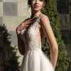 A-Linie Brautkleid mit transparentem Tüll, tiefem V-Ausschnitt und floraler Tattoo-Spitze, Nahaufnahme von vorne bei Tageslicht, zarte Träger und elegante Silhouette.