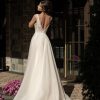 A-Linie Brautkleid mit tiefem Rückenausschnitt, zarten Trägern und Reißverschluss, Rückenansicht mit fließendem Tüllrock und floraler Spitzenapplikation.