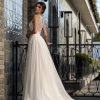 Rückenansicht Brautkleid mit Schlüssellochausschnitt, feiner Spitze und elegantem Reißverschluss
