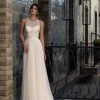 Elegantes A-Linien-Brautkleid mit zartem Tüllrock und Spitzenoberteil, ärmellos mit Illusionsausschnitt