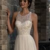 Frontansicht Brautkleid mit Illusionsausschnitt, fein besticktem Spitzenoberteil und zarter Transparenz