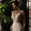 Detailaufnahme A-Linien-Brautkleid vorne – tiefer V-Ausschnitt mit floraler Spitze und feinen Trägern
