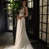Luftiges A-Linien-Brautkleid mit tiefem V-Ausschnitt, transparenter Spitze und fließendem Tüllrock