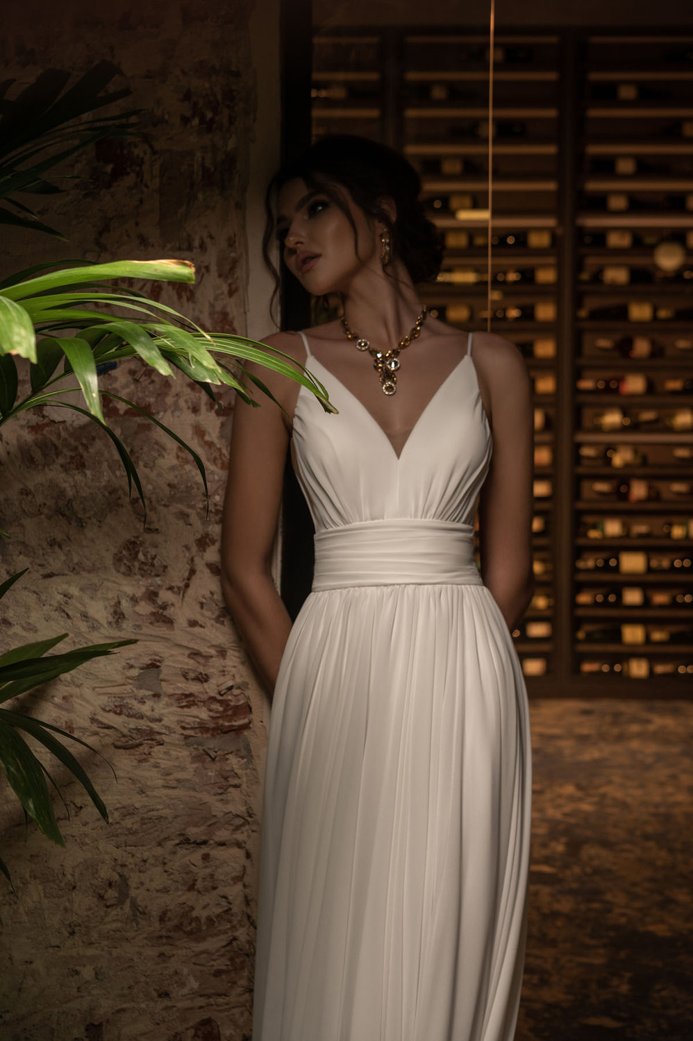 Nahaufnahme Standesamt-Brautkleid mit tiefem V-Ausschnitt, fein geraffter Taille und fließendem Chiffon