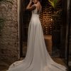 Rückenansicht Brautkleid mit tiefem Rückenausschnitt, schmalem Taillenband und feinem Reißverschluss