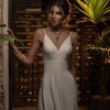 Brautkleid mit tiefem V-Ausschnitt, feinen Trägern und schlichter Eleganz aus leichtem Stoff