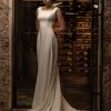 Elegantes A-Linien-Brautkleid mit angeschnittenen Ärmeln, glattem Rock und langer Schleppe