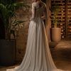 Rückenansicht Brautkleid mit Spitze, asymmetrischer Schulterführung und fließendem Rock aus Chiffon