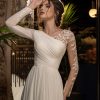 Brautkleid mit floraler Spitze, schrägem Ausschnitt und gerafftem Chiffonoberteil