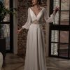 A-Linien-Brautkleid mit langen transparenten Ärmeln, tiefem Ausschnitt und fließendem Chiffonrock