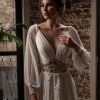 Brautkleid mit V-Ausschnitt, langen Chiffonärmeln und floraler Spitze im Taillenbereich