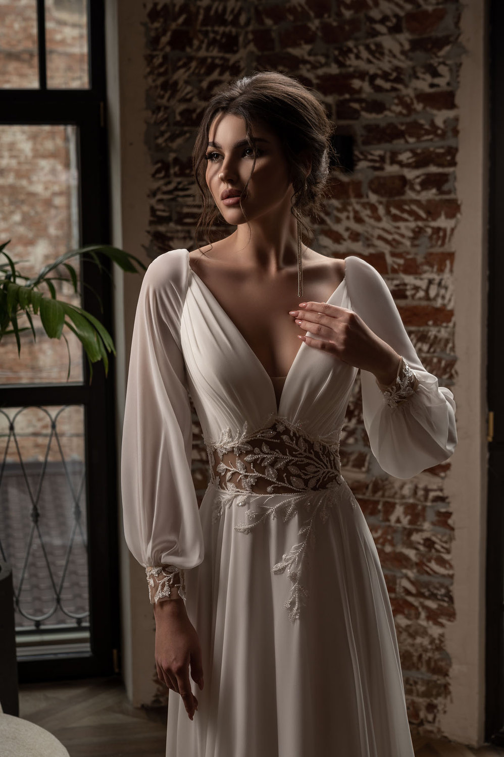 Brautkleid mit V-Ausschnitt, langen Chiffonärmeln und floraler Spitze im Taillenbereich