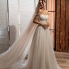 Prinzessin Brautkleid mit glitzernder Corsage, schulterfreien Trägern und fließendem Tüllrock – aufgenommen mit langer Schleppe und Schleier im romantischen Vintage-Ambiente.