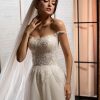 Detailansicht des Brautkleides mit fein bestickter Corsage, schulterfreien Trägern und funkelnden Applikationen.