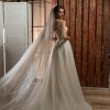 Rückenansicht des Prinzessin-Brautkleides mit transparentem Tüll, dekorativen Glitzerelementen und verdecktem Reißverschluss.