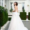 Rückansicht des Prinzessin Brautkleids mit langer Schleppe und tiefem Rückenausschnitt