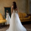 Rückansicht des Brautkleides mit glatter Tüllführung, dekorativen Details und verdecktem Reißverschluss für einen nahtlosen, eleganten Abschluss.