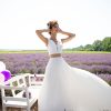Modernes A-Linien-Brautkleid für das Standesamt mit Zweiteiler-Optik und fließendem Rock aus Stretch-Stoff