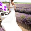 Rückenansicht Brautkleid mit tiefem Rückenausschnitt, figurbetontem Oberteil und weitem Rock