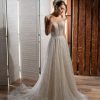 Romantisches Prinzessin-Brautkleid mit Glitzertüll, Corsagenoberteil und Schnürung – aufgenommen im stilvollen Studio mit Holzdekor und Paravent im Hintergrund.