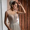 Nahaufnahme der mit Perlen bestickten Corsage mit transparentem Tüll und betonten Nähten – elegantes Prinzessin-Brautkleid mit feinem Träger-Design.