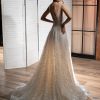 Rückenansicht des Kleides mit eleganter Schnürung, die für perfekten Sitz und anpassbare Passform sorgt – klassisches Detail für moderne Romantik.