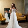 Prinzessin Brautkleid mit Herzausschnitt und weich fallendem Tüllrock – elegante Braut vor antikem Spiegel.