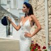 Elegantes Fit & Flare Hochzeitskleid mit feiner Spitze, Spaghettiträgern und V-Ausschnitt für eine figurbetonte Silhouette.