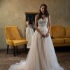 Prinzessin Brautkleid mit fein besticktem Oberteil und Tüllrock, frontal aufgenommen im Vintage-Salon mit Spiegel- und Samtstuhl-Dekor.