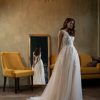 Frontalansicht eines Prinzessin-Brautkleids mit floraler Spitze, Corsagen-Oberteil und fließendem Tüllrock – eleganter und romantischer Look für moderne Bräute.
