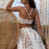 Rückenansicht von 2-teiligem Brautkleid mit gekreuzten Trägern, A-Linien-Rock und floralen Applikationen