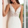 Nahaufnahme von Fit & Flare Brautkleid in Ivory mit durchsichtiger Korsage und floraler Spitze