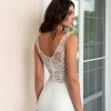 Rückenansicht von Fit & Flare Brautkleid mit transparenter Spitzenkorsage und Schleppe in Ivory