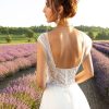 Nahaufnahme eines eleganten A-Linien Brautkleides mit feinen Trägern und floraler Stickerei am Oberteil.
