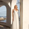 Umstandsbrautkleid mit tiefem V-Ausschnitt und fließendem Rock am Meer