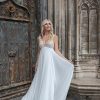 Umstandsbrautkleid mit funkelndem Spitzenoberteil und fließendem Chiffonrock – Frontansicht